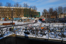 904581 Gezicht op het tijdelijke fietspad en de tijdelijke fietsenstalling (rechts) op het Leidseveer te Utrecht.